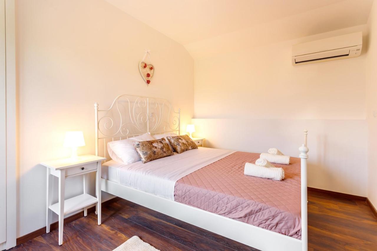 Casa Di Oliva-House With Heated Pool & Jacuzzi In Trilj, Croatia Villa ภายนอก รูปภาพ