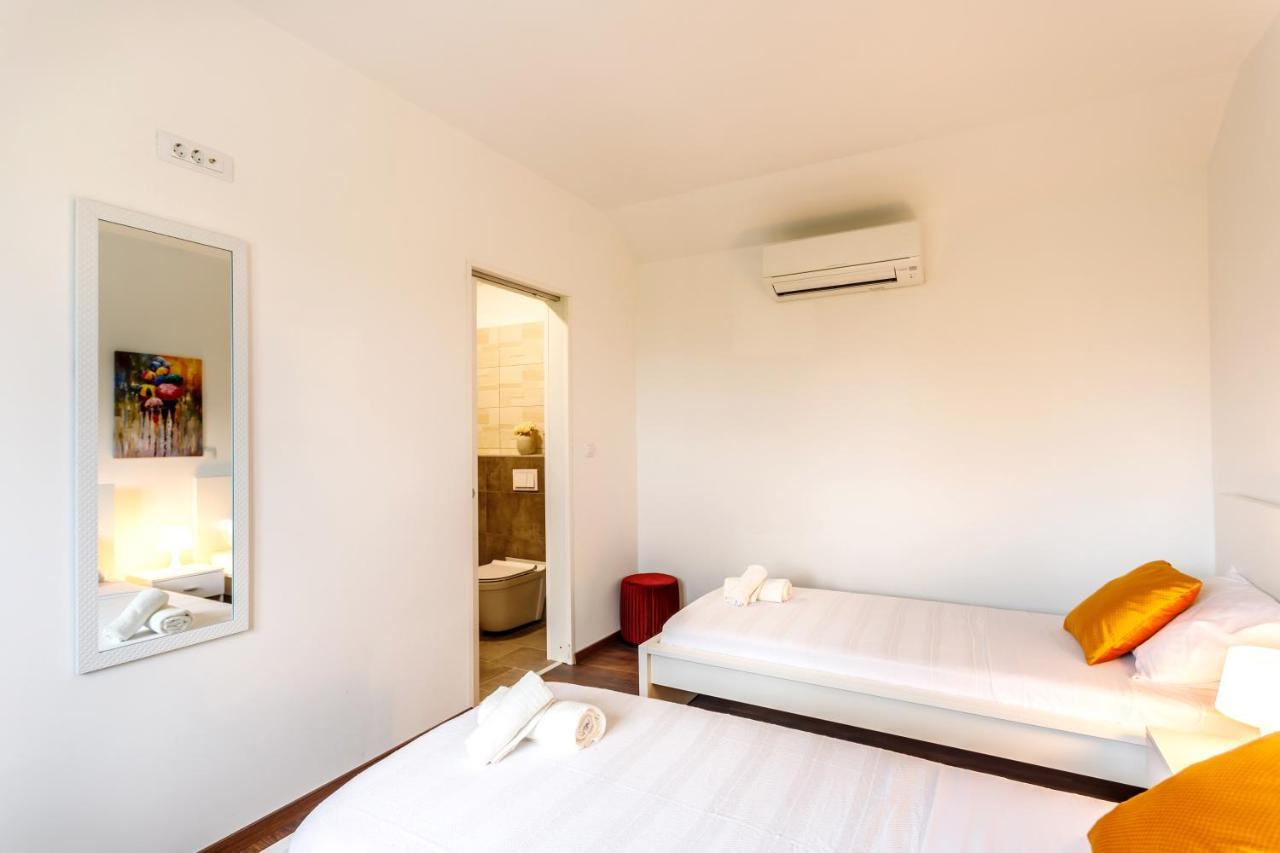Casa Di Oliva-House With Heated Pool & Jacuzzi In Trilj, Croatia Villa ภายนอก รูปภาพ